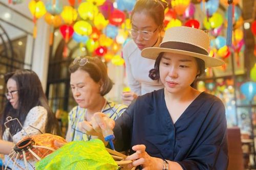 Khách sạn Potique Nha Trang tổ chức lớp học làm đèn lồng cho du khách