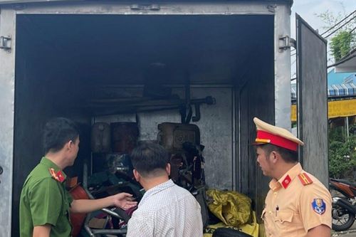 Đồng Nai: Bắt giữ xe tải chở hơn 400 bình ắc quy chưa qua xử lý
