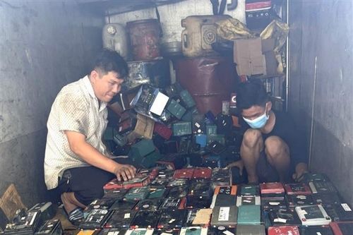Đồng Nai: Phát hiện xe tải chở hơn 400 bình ắcquy đã qua sử dụng