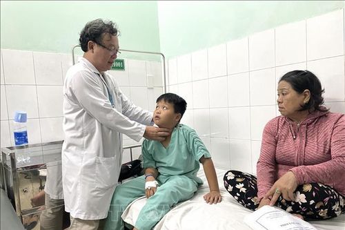 Gắp viên thuốc còn trong vỉ ra khỏi thực quản bé trai 10 tuổi