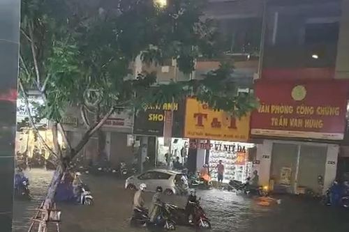 Đà Nẵng: Mưa to đầu mùa, phố biến thành sông