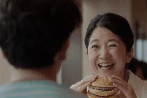 Cuộc trò chuyện trong tiệm McDonald's của mẹ và con trai 30 tuổi khiến cư dân mạng bất bình