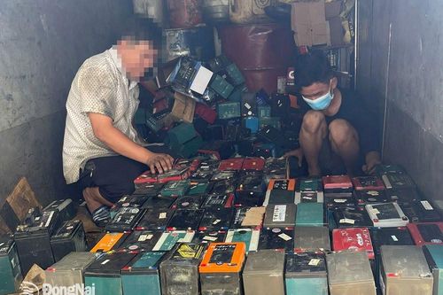 Bắt giữ xe tải chở 412 bình ắc quy nghi chất thải nguy hại chưa qua xử lý
