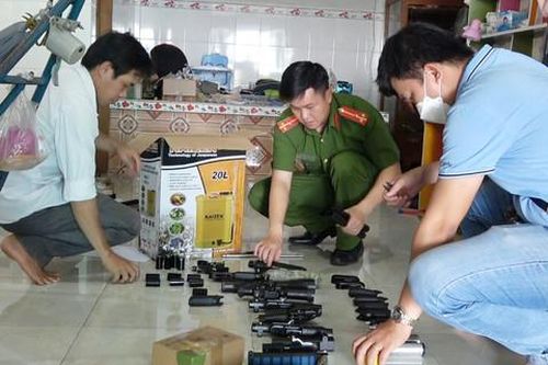 Kiểm tra một nhà dân, công an phát hiện nhiều linh kiện súng tự chế