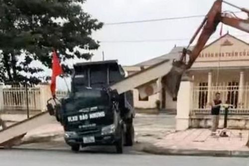 Xe tải làm sập cổng nhà văn hóa khiến 2 người thương vong