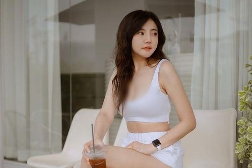 Đỏ mặt hot girl xinh đẹp diện đồ tập bó sát khoe đường cong