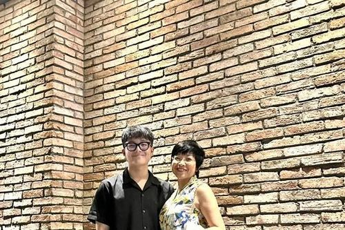 Khả Ngân, Thiều Bảo Trâm đọ dáng với áo tắm bé xíu