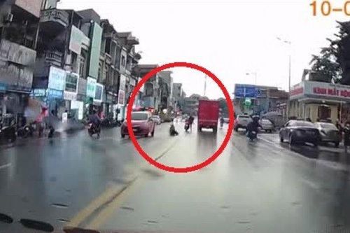 Clip: Đánh võng tông người phụ nữ rồi bỏ chạy mất hút, 'quái xế' gây phẫn nộ