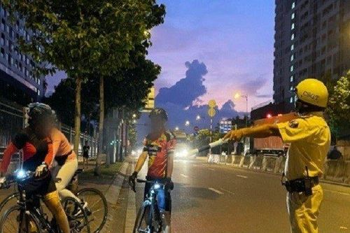 Đi xe đạp trên vỉa hè có bị phạt không?