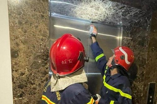 Hà Nội: Bé gái 11 tuổi mắc kẹt trong thang máy tầng 12, cảnh sát giải cứu