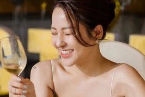 Bị hỏi sốc về chuyện 'kiếm đại gia', Trâm Anh có phát ngôn bất ngờ
