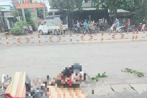Đau lòng hình ảnh cha ôm con bị tai nạn giao thông