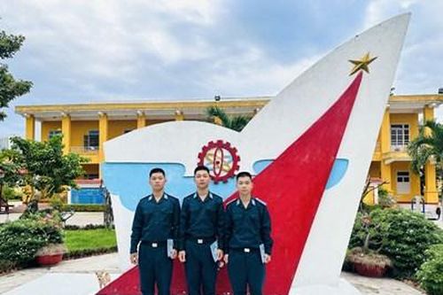 Chinh phục Trường Sĩ quan Không quân của 3 anh em sinh ba