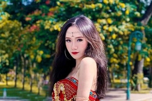 Điều ít biết về 'cô giáo dạy nhảy hot nhất TikTok'