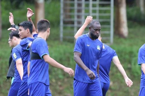 Hoàng Anh Gia Lai thử việc ngoại binh có chiều cao ấn tượng