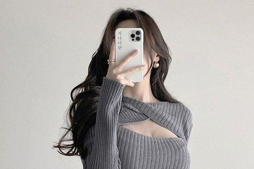 Nàng công sở nên tránh những kiểu áo len này