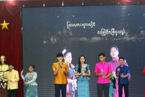 Đội lưu học sinh Lào đạt giải Nhất cuộc thi hùng biện tiếng Việt