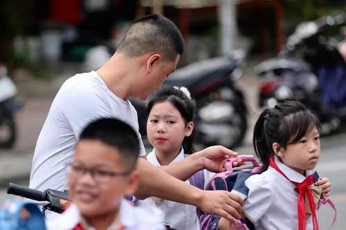 Phụ huynh 'méo mặt' vì tiền đồng phục đầu năm của con tốn nửa tháng lương