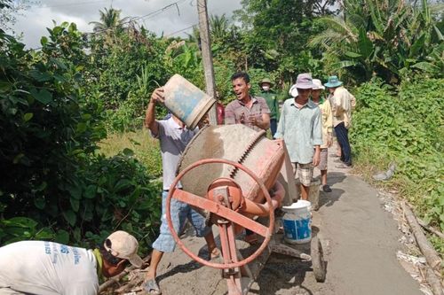Góp sức làm đường giao thông giúp học sinh đến trường
