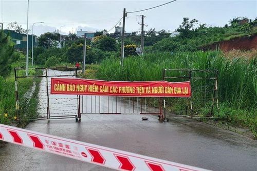 Lâm Đồng: Phong tỏa tuyến đường bị sạt lở dẫn vào khu dân cư ở Bảo Lộc