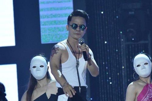 Vũ Quốc Việt diện quần váy, khoe body vạm vỡ ở tuổi U50 sau khi đổi nghệ danh