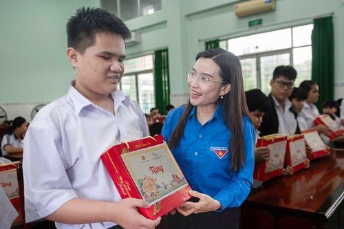 Bí thư Ban Chấp hành Trung ương Đoàn, Chủ tịch Hội đồng Đội Trung ương Nguyễn Phạm Duy Trang thăm và tặng quà Trung thu thiếu nhi Trường Trẻ em khuyết tật An Giang