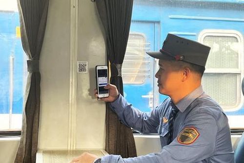 Từ 15/9, khách đi tàu có thể quét mã QR mua hàng