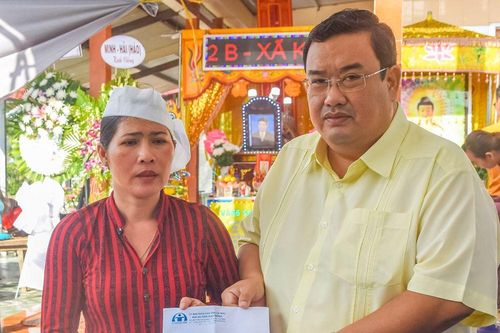 Thăm hỏi gia đình nạn nhân tử vong do tai nạn giao thông