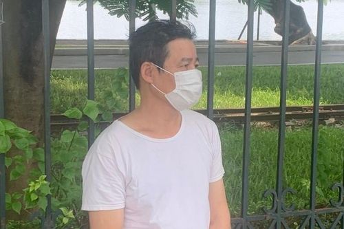 Dùng keo hất vào mặt nạn nhân để cướp tài sản