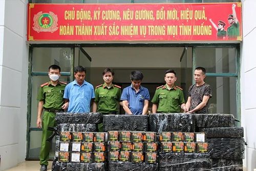Thuê xe ô tô chở nửa tấn pháo từ cửa khẩu về Nghệ An tiêu thụ