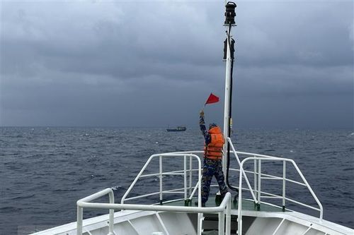 Vùng 4 Hải quân cứu hộ thành công tàu cá gặp nạn trên biển Trường Sa