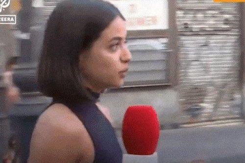 Nữ phóng viên Tây Ban Nha xinh đẹp bị sàm sỡ trên sóng trực tiếp