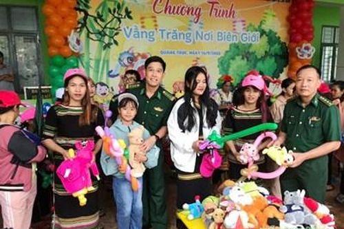 Bộ đội Biên phòng vui Tết Trung thu với trẻ em khu vực biên giới