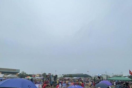 Dòng người đội mưa xem giải bóng chuyền 'phủi' hàng đầu Việt Nam