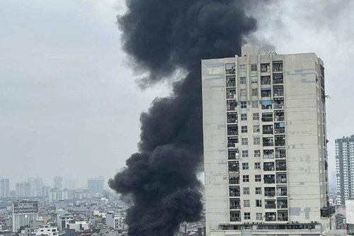 Tin tức 24h qua: Khói đen bốc cao hàng chục mét từ ngôi nhà 7 tầng ở Thanh Xuân