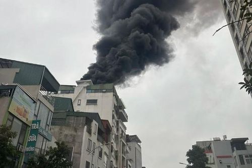 Hà Nội: Cháy nhà cao tầng trên phố Vũ Trọng Phụng, khói đen bốc cao hàng chục mét