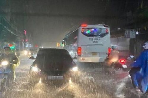 Thành phố Hồ Chí Minh ngập nặng sau mưa lớn
