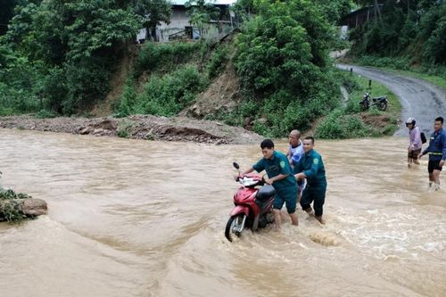 Một số bản làng vùng cao huyện Kỳ Sơn bị cô lập tạm thời