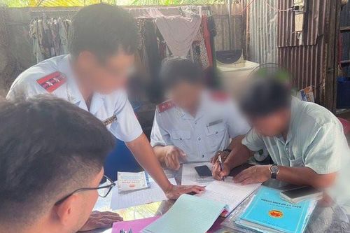 Bắt quả tang một cơ sở thu mua tôm nguyên liệu chứa tạp chất
