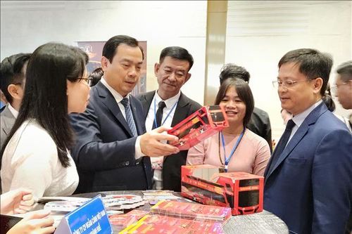Kết nối du lịch Huế: Làm mới, độc đáo hóa sản phẩm du lịch liên kết miền Trung