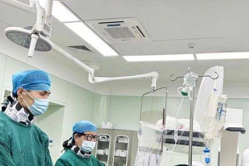 Người đàn ông 35 tuổi đột nhiên đau ngực nhưng điện tâm đồ vẫn bình thường, phát hiện bệnh nhồi máu cơ tim