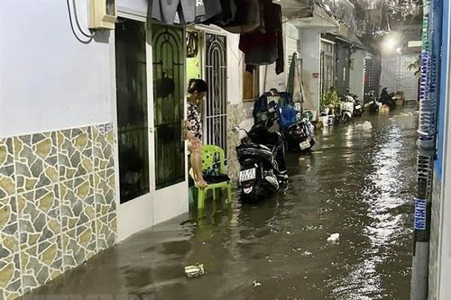 TP. HCM: Mưa lớn từ chiều đến tối, nhiều tuyến đường ngập nặng