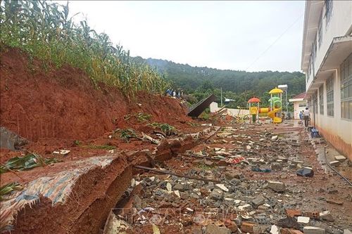 Lâm Đồng: Sập tường rào trong khuôn viên Trường Tiểu học Nam Ban 1