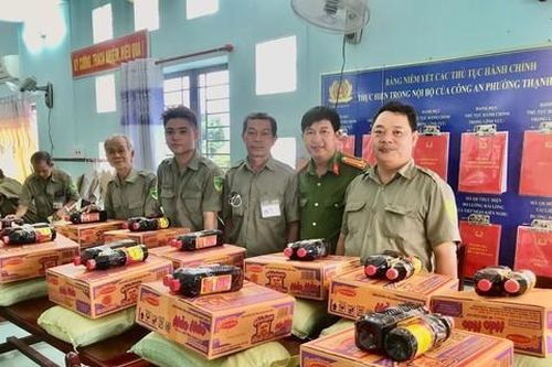 Quận 12: Tặng quà cho lực lượng Bảo vệ dân phố