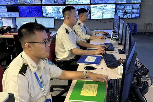 Nhờ 'mắt thần' truy vết, liên tiếp phát hiện khách cầm nhầm ví và đồng hồ tại sân bay Nội Bài