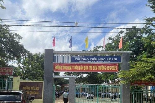 Trường tiểu học trắng giáo viên Tiếng Anh sau quyết định của huyện