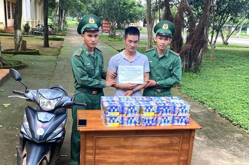 Bộ đội Biên phòng Kon Tum bắt giữ đối tượng vận chuyển 32kg pháo từ Campuchia về Việt Nam