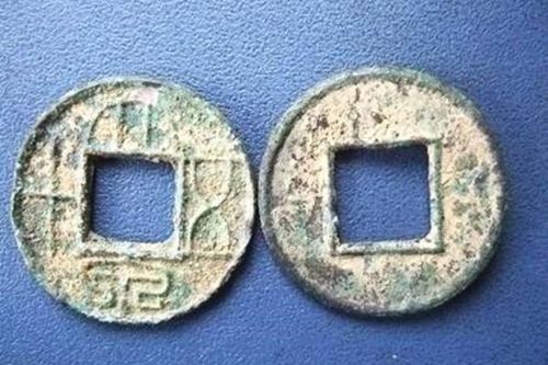 Xây nhà vệ sinh, vô tình phát hiện kho báu trị giá cả chục tỷ đồng