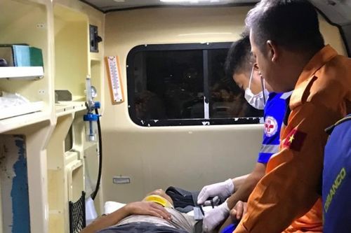 Kịp thời đưa ngư dân gặp nạn trên biển vào bờ cấp cứu