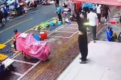 Bị bạn gái chia tay, thanh niên thất tình rải tiền xuống đường